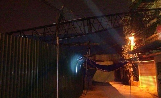 Hà Nội: Cần cẩu đổ sập trong đêm, hàng chục hộ dân tháo chạy