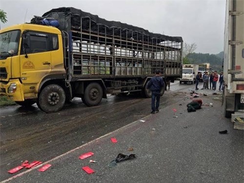 Hai vợ chồng trọng thương sau tai nạn, thiệp cưới văng tứ tung