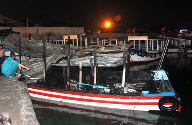 Nha Trang: Hai tàu du lịch bốc cháy gây náo loạn giữa đêm