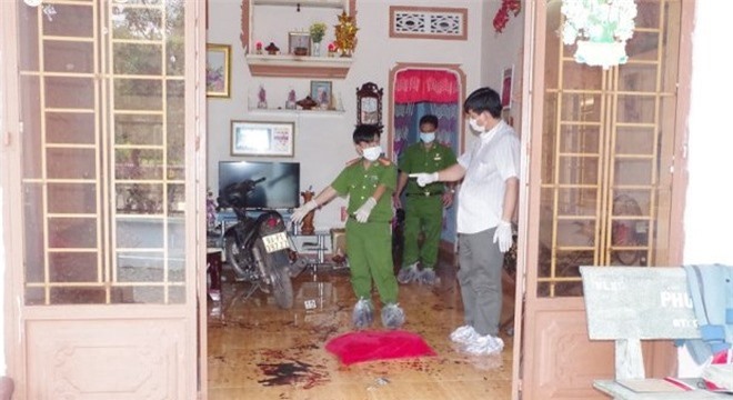 Phát hiện cặp vợ chồng tử vong trên vũng máu 