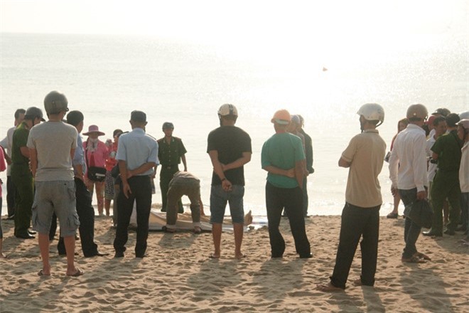 Hoảng hốt phát hiện xác chết dạt vào bờ biển Nha Trang 