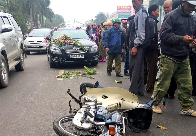 Xe hoa đón dâu tông xe máy, chủ rể bắt taxi đưa người đi cấp cứu