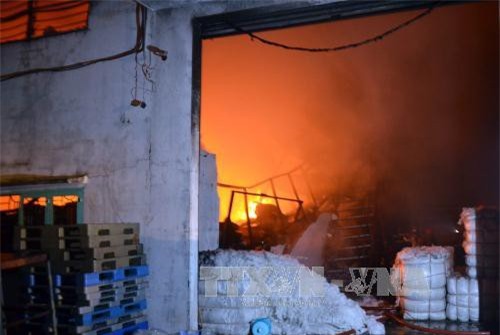 Cháy lớn tại TP. HCM, 400m2 nhà kho chứa sợi thành tro
