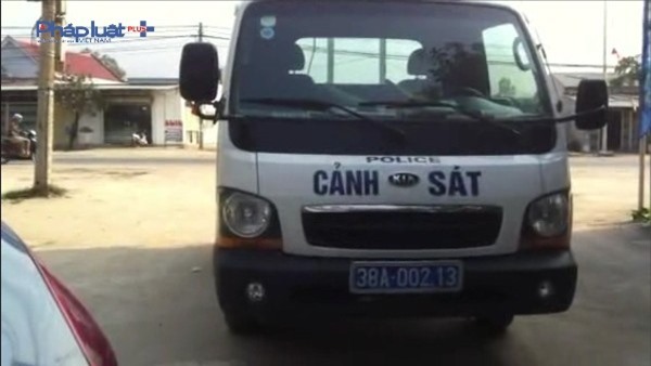 Kỳ Anh (Hà Tĩnh): Chủ tịch phường thản nhiên ôm nữ tiếp viên quán cà phê... trong giờ làm việc