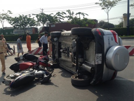 "Xế hộp" húc 3 xe máy, lật ngang trên xa lộ Hà Nội