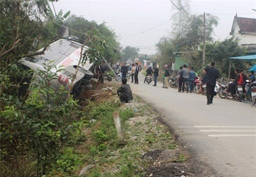 Xe khách lật nhào trên đường, 30 hành khách hoảng loạn