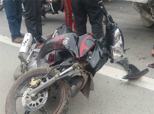 Xe máy tông đuôi taxi, nam thanh niên bay như phim nguy kịch