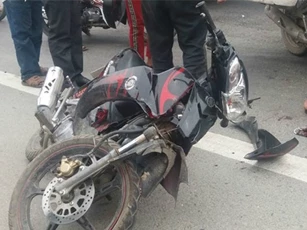 Xe máy tông đuôi taxi, nam thanh niên bay như phim nguy kịch