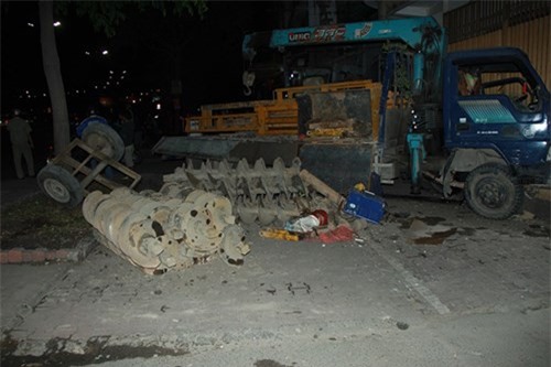 Xe tải mất lái, đâm sầm vào nhà dân trong đêm