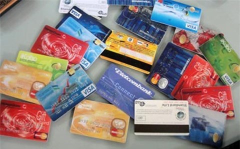 B&#x1EAF;t ng&#x1B0;&#x1EDD;i n&#x1B0;&#x1EDB;c ngo&#xE0;i d&#xF9;ng th&#x1EBB; t&#xED;n d&#x1EE5;ng gi&#x1EA3; mua h&#xE0;ng hi&#x1EC7;u c&#x1EA3; tr&#x103;m tri&#x1EC7;u &#x111;&#x1ED3;ng