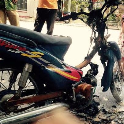 Bị cảnh sát giao thông truy đuổi, hai thanh niên đốt xe rồi bỏ chạy