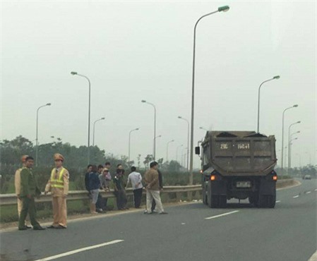 Cảnh sát giao thông bị xe hổ vồ đâm nguy kịch khi đang làm nhiệm vụ