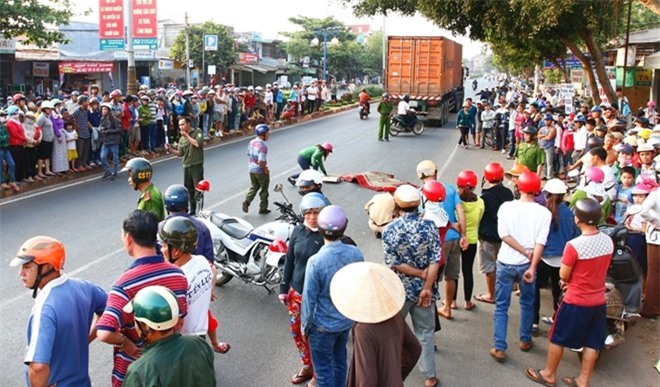 Xót xa thai phụ bị xe container cán qua người tử vong