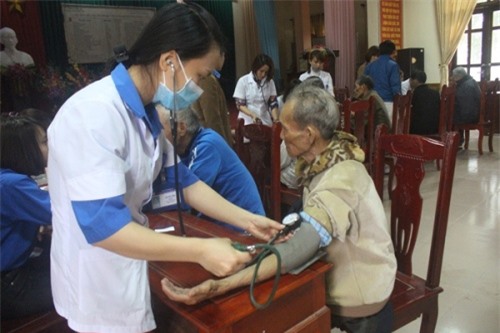 Bệnh viện Lao và Phổi Nghệ An khám, chữa bệnh miễn phí cho người có công với cách mạng