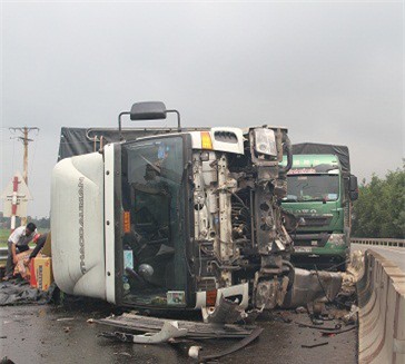 Hà Tĩnh: Xe tải chở gạch đâm nát giải phân cách, lật nghiêng giữa quốc lộ