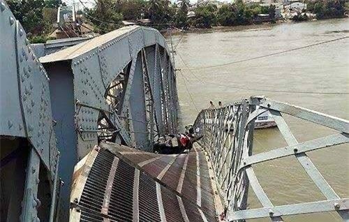 Sập cầu Ghềnh tại Đồng Nai, 3 người thoát chết