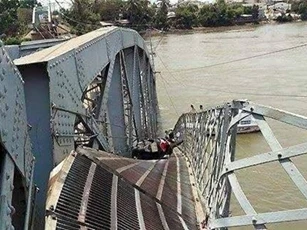 Sập cầu Ghềnh tại Đồng Nai, 3 người thoát chết