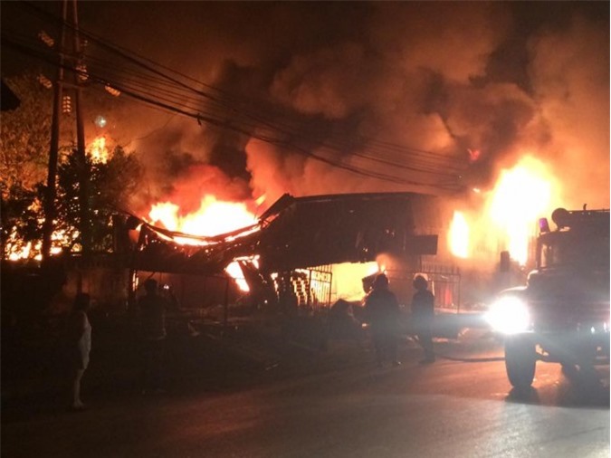 Cháy chợ Việt Trì trong đêm, thiêu rụi nhiều ki ốt
