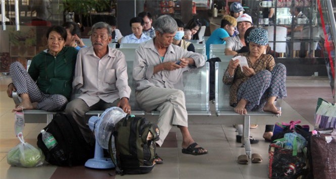 Sập cầu Ghềnh: Hàng ngàn khách đi tàu mệt mỏi, trả vé tàu