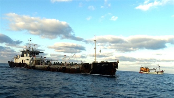 Bắt giữ 6 tàu cá buôn bán dầu trái phép trên biển