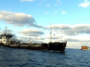 Bắt giữ 6 tàu cá buôn bán dầu trái phép trên biển