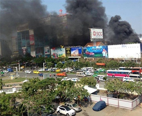 Cháy lớn gần sân bay Tân Sơn Nhất, người dân hoảng loạn