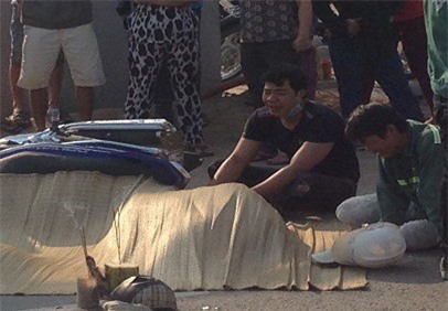 Con trai gào khóc ôm thi thể cha sau tai nạn