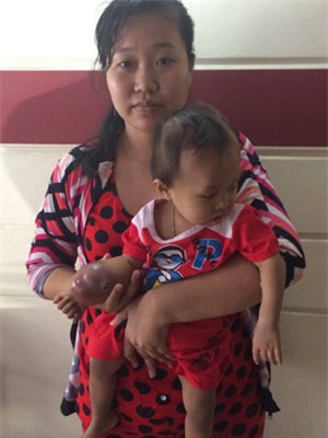 Mẹ khóc, con khóc vì không tiền chữa bệnh