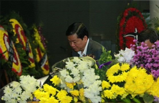 Bí thư Đinh La Thăng, danh thủ Hồng Sơn đến viếng Trần Lập