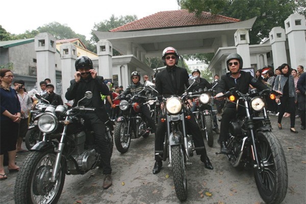 MC Anh Tuấn dẫn đầu đoàn motor đưa Trần Lập an nghỉ 