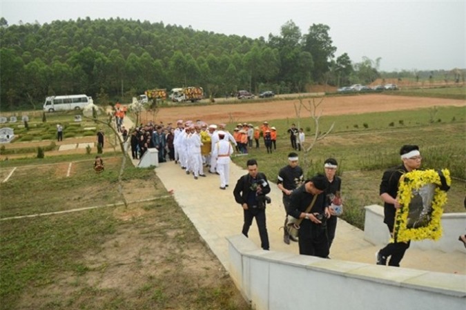 Nơi an nghỉ tràn ngập nắng gió và hoa của Trần Lập