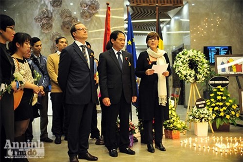 Thắp ánh nến tưởng niệm nạn nhân khủng bố ở Brussels