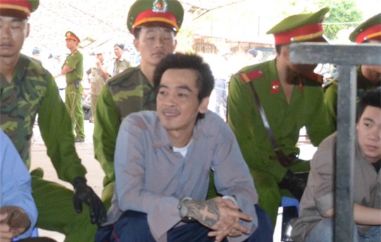 Vụ nổ súng tại Phú Quốc: Tuấn Em cười tươi trong phiên tòa