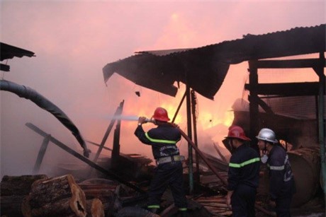 Hàng trăm chiến sĩ dập tắt đám cháy trong xưởng gỗ 1.000 m2