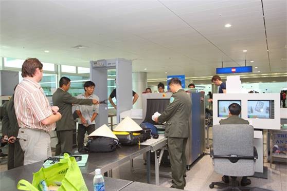 'Siết' an ninh tại các sân bay ngăn ngừa khủng bố