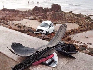 Taxi tông bờ kè lao xuống biển, 2 người thương vong