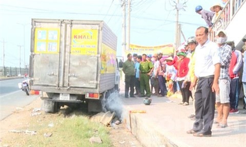 Xe tải cuốn xe máy vào gầm, một người tử vong 