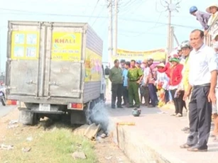 Xe tải cuốn xe máy vào gầm, một người tử vong