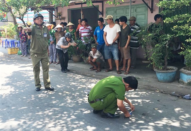 Đâm thủng tim bạn ở quán cà phê rồi đến công an đầu thú