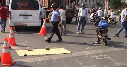 Va chạm với xe container trên đường đi khám bệnh, 2 bà cháu thương vong