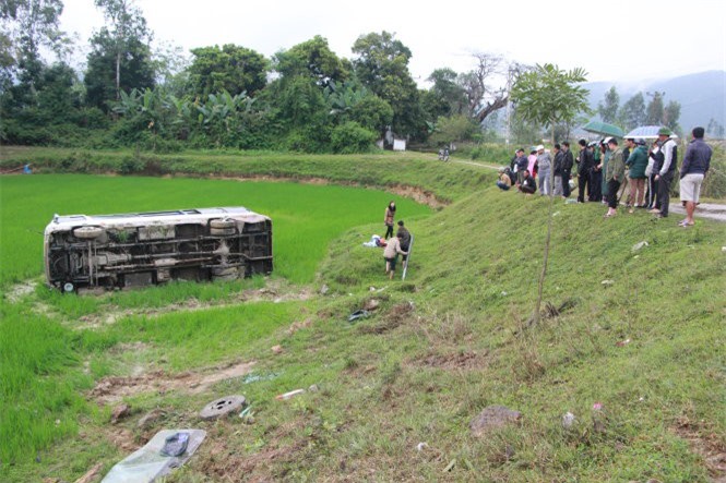Xe khách lật nhào xuống ruộng, 8 người nhập viện