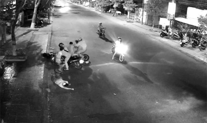 Cự cãi với nữ tiếp viên karaoke, 2 thanh niên nhập viện