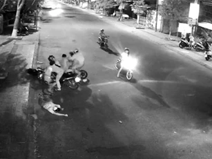 Cự cãi với nữ tiếp viên karaoke, 2 thanh niên nhập viện