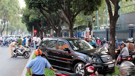 Đi ngược chiều, người đàn ông bị 'xế hộp' tông trực diện