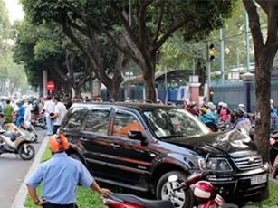 Đi ngược chiều, người đàn ông bị 'xế hộp' tông trực diện