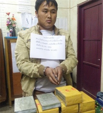 Đối tượng người Lào "găm" 20 bánh heroin và vũ khí nóng