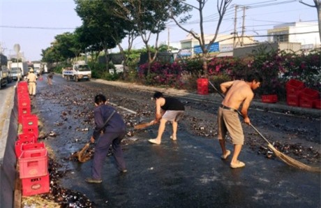 Hàng trăm thùng bia vỡ tan giữa đường, người dân giúp tài xế thu dọn