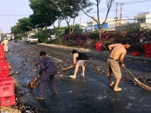 Hàng trăm thùng bia vỡ tan giữa đường, người dân giúp tài xế thu dọn