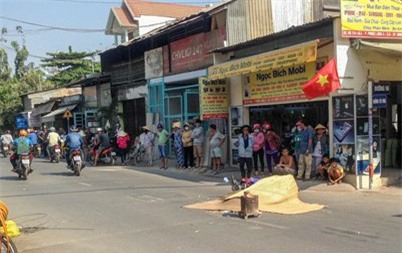 Mất lái ngã xuống đường, cô gái bị xe container cán tử vong