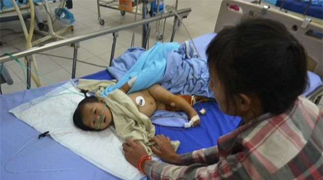 Sốc: Bé gái 9 tháng tuổi bị 6 viên đạn chì găm vào người